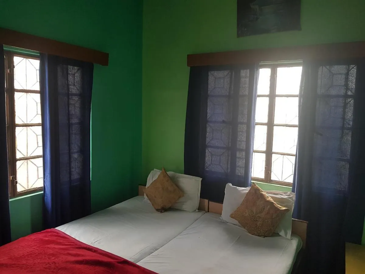 Family Guest House 바라나시 2*,